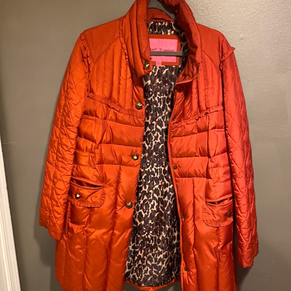 Very warm comfortable puffer coat with high collar with zippers, snap closure